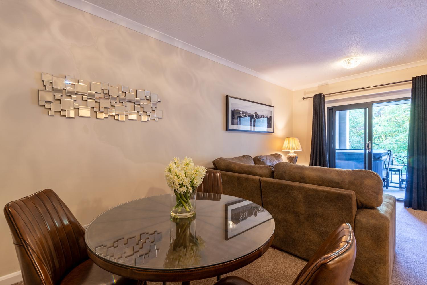 Lakes Hotel & Spa Bowness-on-Windermere Chambre photo A living room in a typical apartment at the complex
